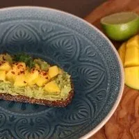 Avocado toast mango limoen