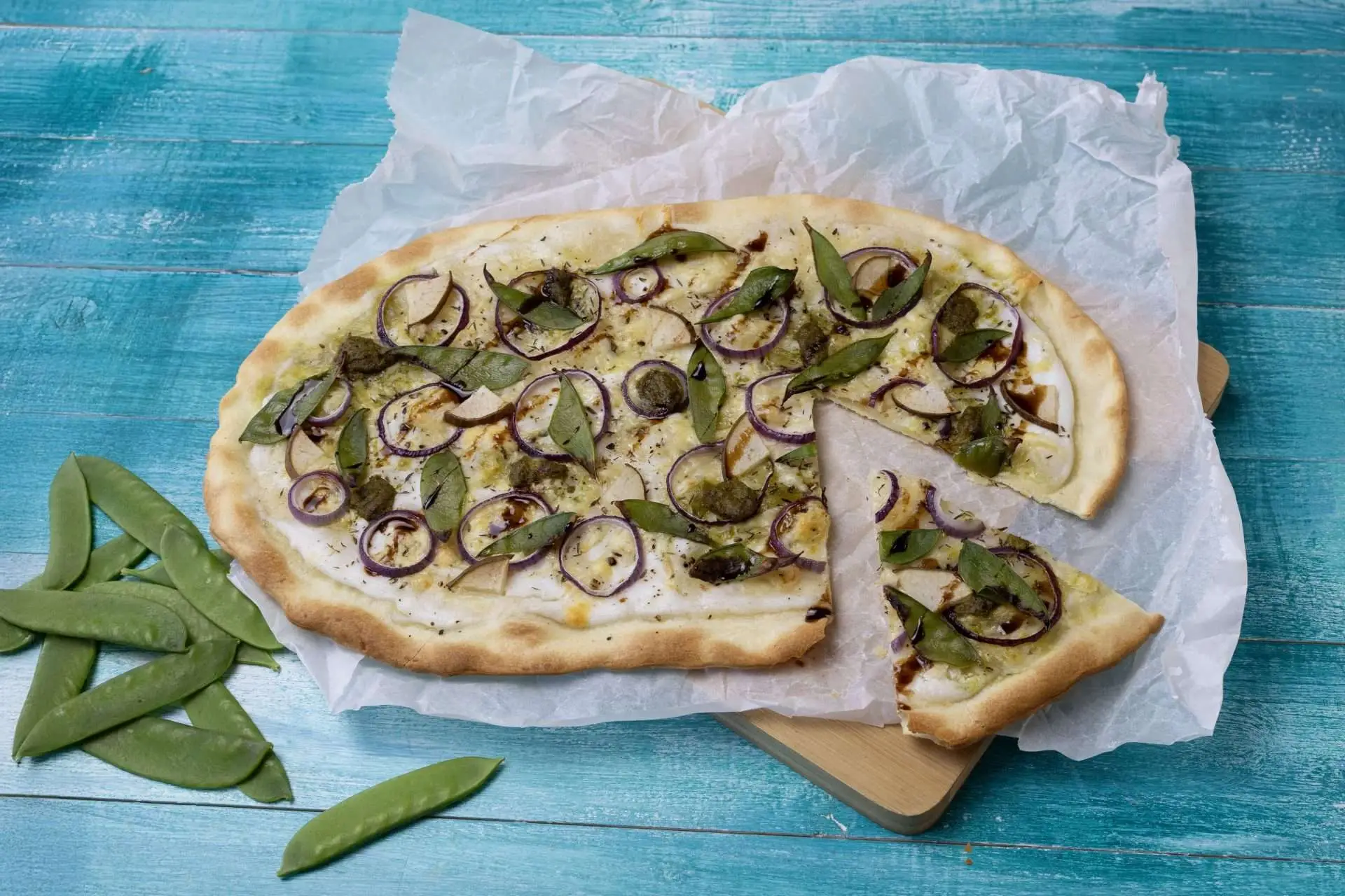 Flammkuchen mit Zuckerschoten, Birne, roter Zwiebel, Pesto und Crema di ... Flammkuchen mit Zuckerschoten, Birne, roter Zwiebel, Pesto und Crema di ...